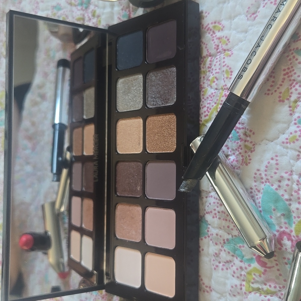 Designer Makeup Bundle - Picture 6 of 7